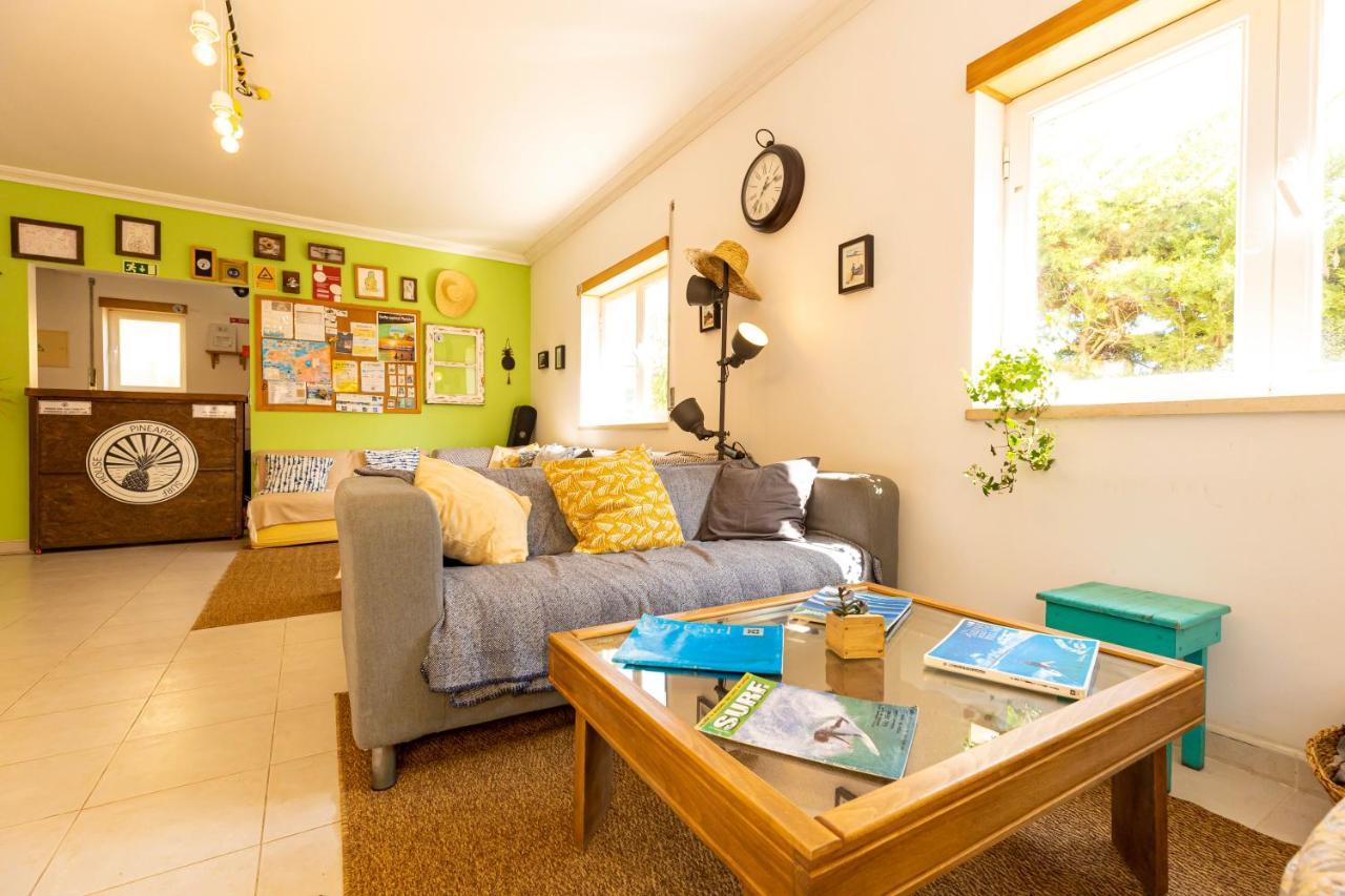 Pineapple Surf House Hostel Atouguia Da Baleia Exterior photo