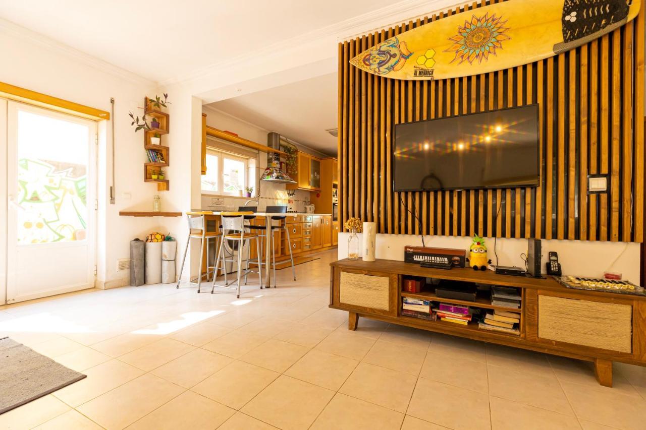 Pineapple Surf House Hostel Atouguia Da Baleia Exterior photo