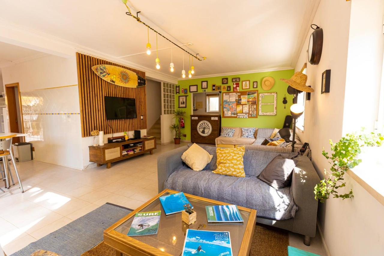 Pineapple Surf House Hostel Atouguia Da Baleia Exterior photo