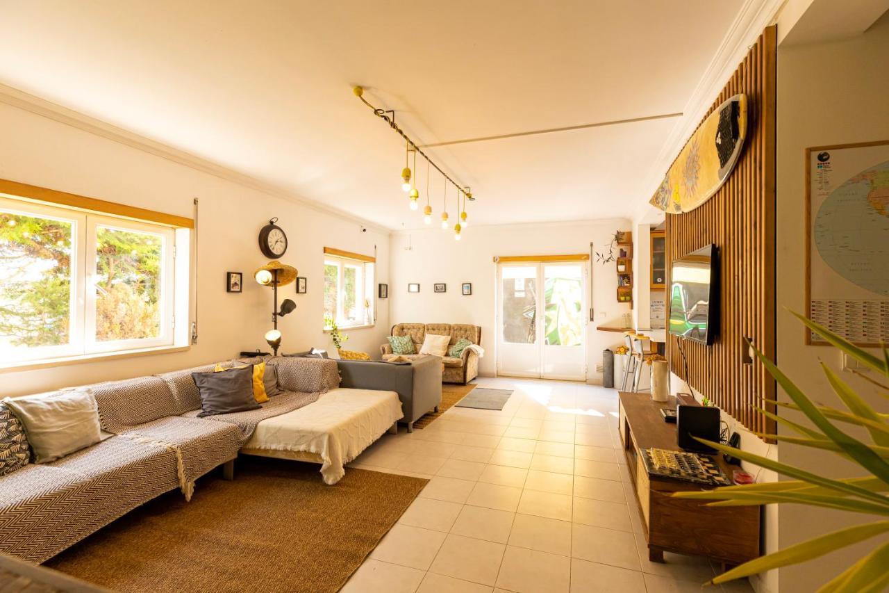 Pineapple Surf House Hostel Atouguia Da Baleia Exterior photo