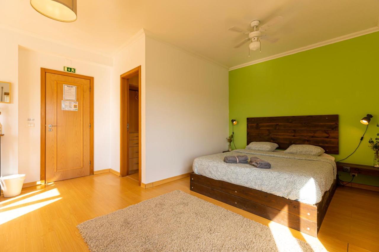 Pineapple Surf House Hostel Atouguia Da Baleia Exterior photo