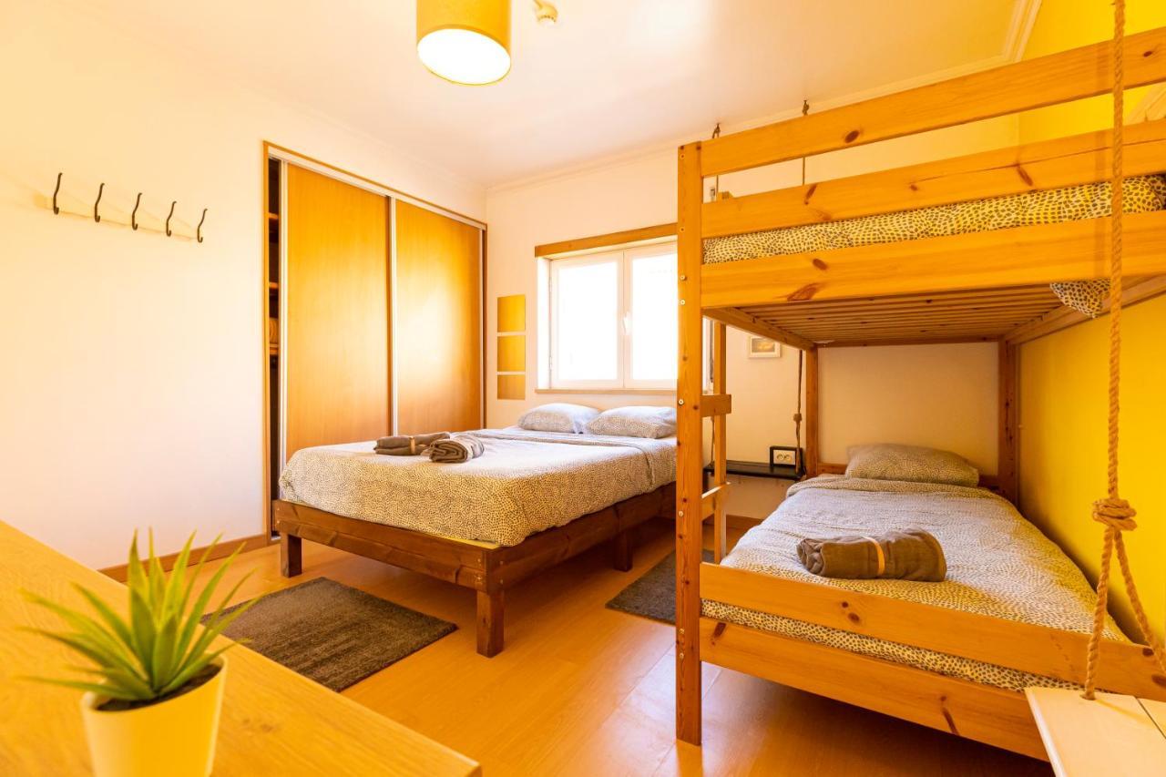 Pineapple Surf House Hostel Atouguia Da Baleia Exterior photo