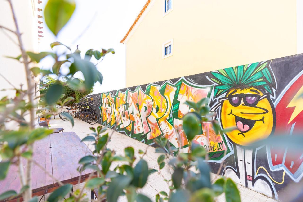 Pineapple Surf House Hostel Atouguia Da Baleia Exterior photo