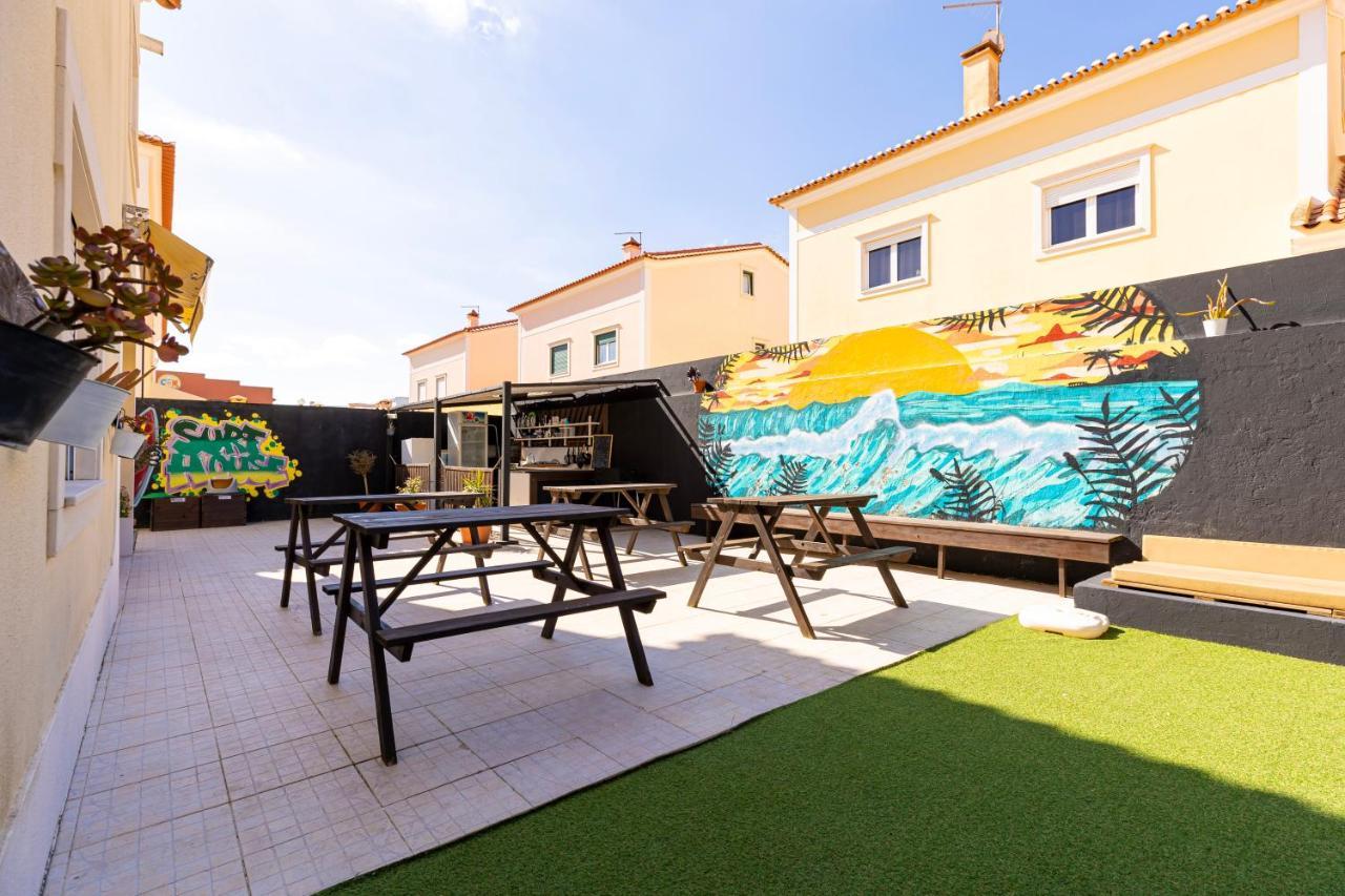 Pineapple Surf House Hostel Atouguia Da Baleia Exterior photo