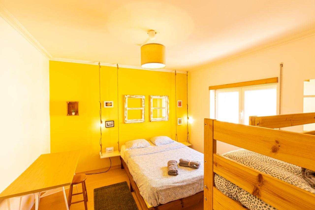 Pineapple Surf House Hostel Atouguia Da Baleia Exterior photo