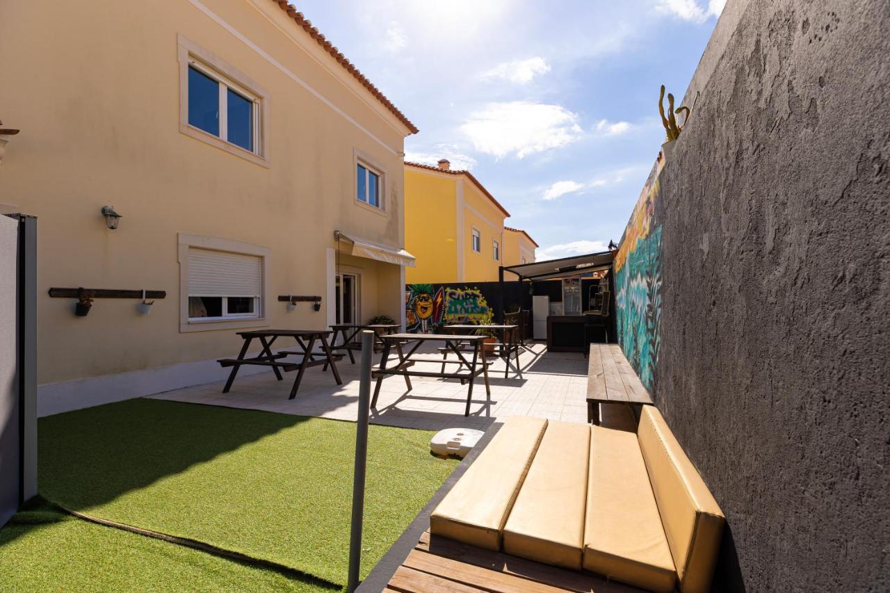 Pineapple Surf House Hostel Atouguia Da Baleia Exterior photo