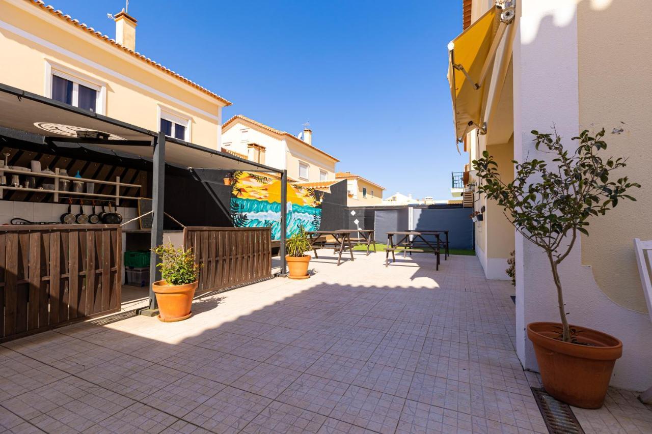 Pineapple Surf House Hostel Atouguia Da Baleia Exterior photo