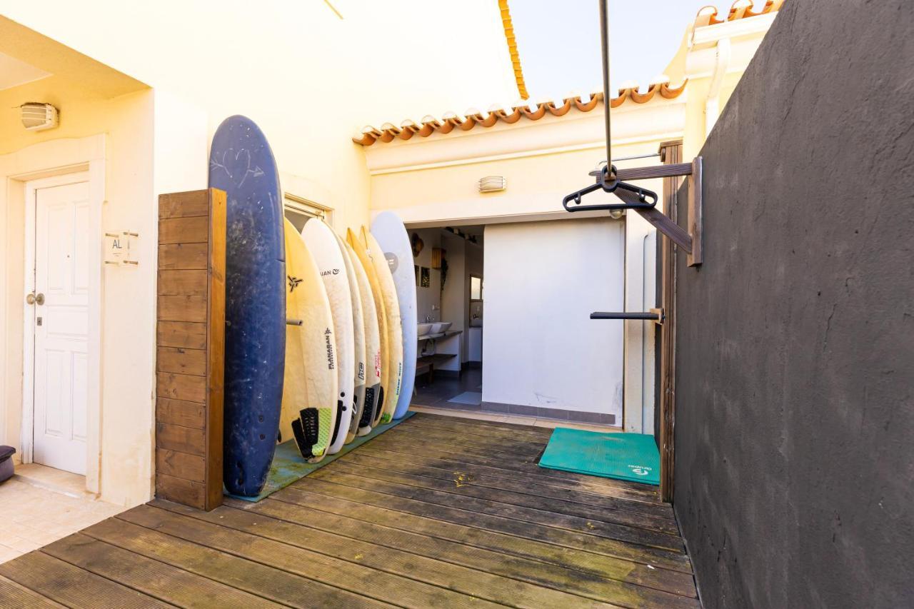 Pineapple Surf House Hostel Atouguia Da Baleia Exterior photo
