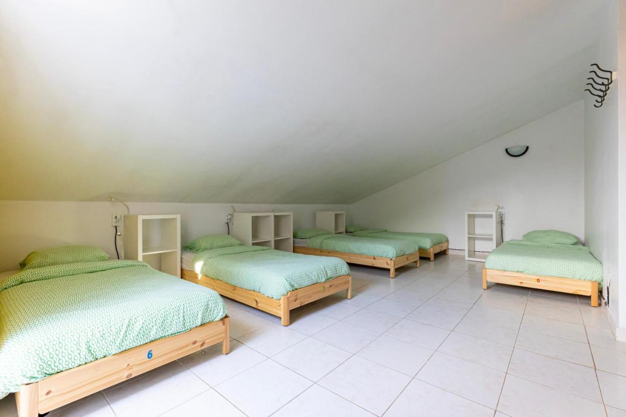 Pineapple Surf House Hostel Atouguia Da Baleia Exterior photo