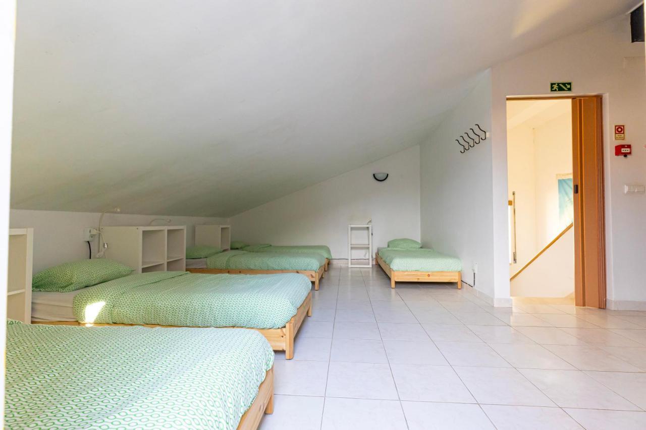 Pineapple Surf House Hostel Atouguia Da Baleia Exterior photo
