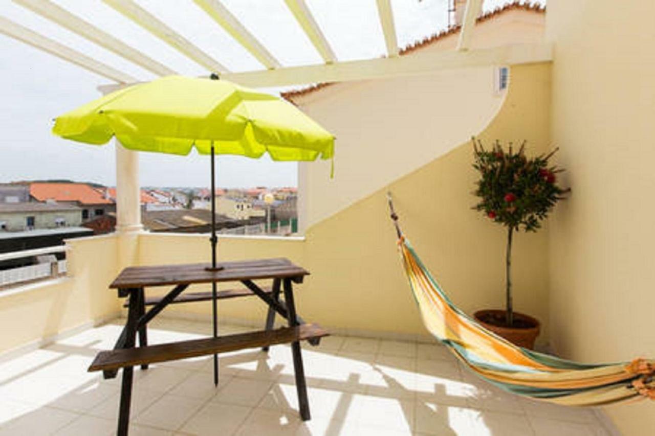 Pineapple Surf House Hostel Atouguia Da Baleia Exterior photo