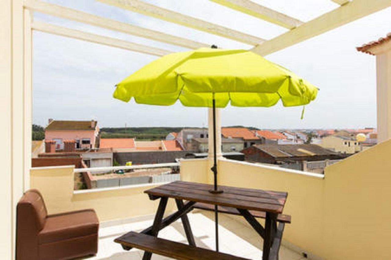 Pineapple Surf House Hostel Atouguia Da Baleia Exterior photo